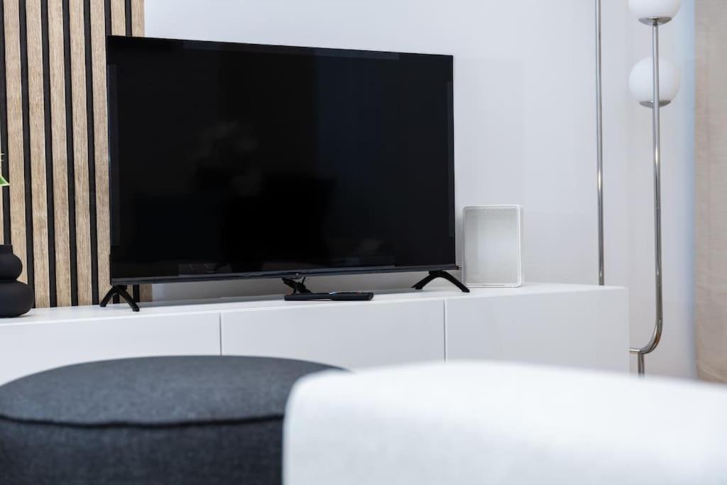 Orestaliving - Spacious 2Br On The Danube Canal Wina Bagian luar foto