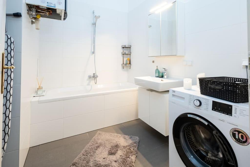 Orestaliving - Spacious 2Br On The Danube Canal Wina Bagian luar foto